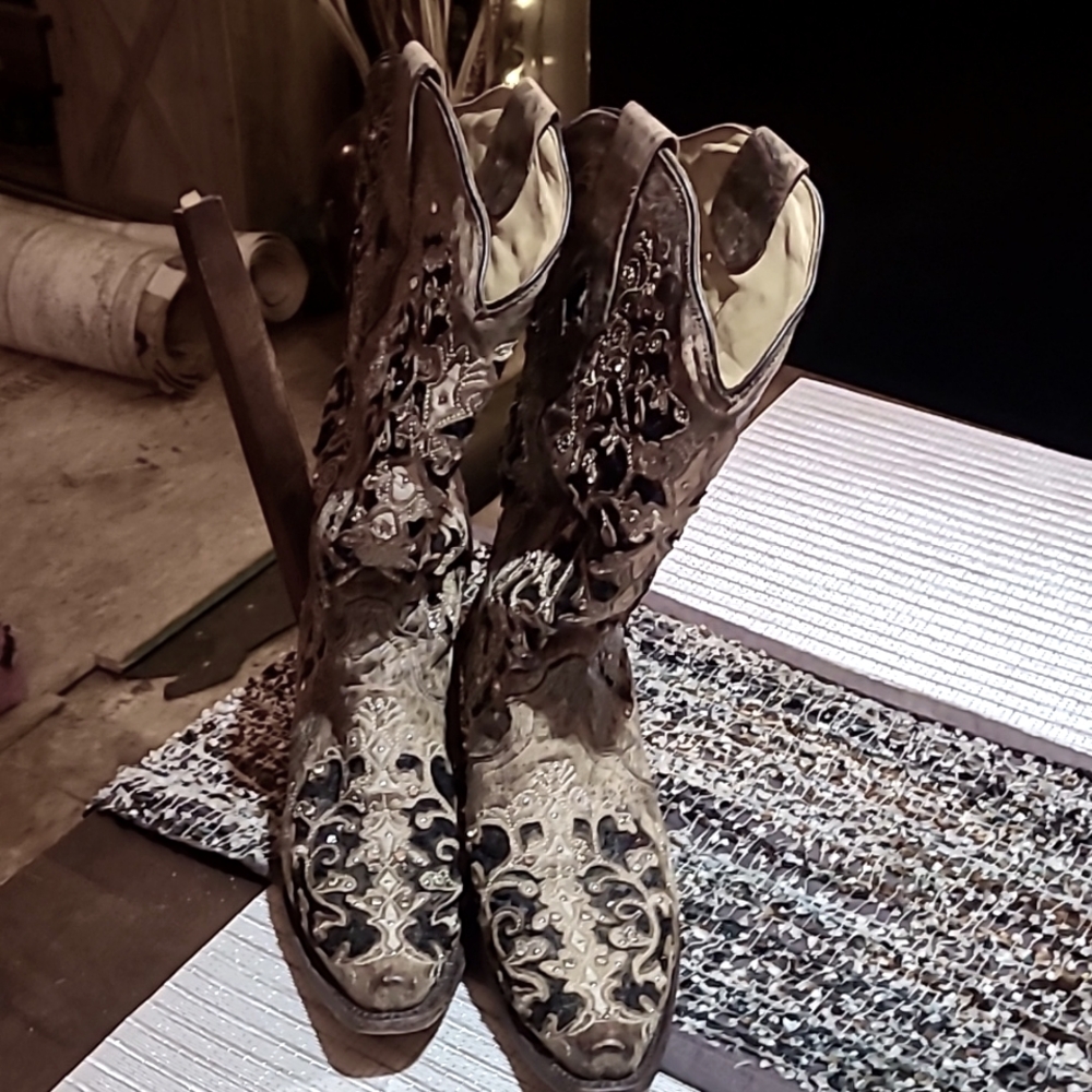 I'm selling to someone that will wear them I don't wear them